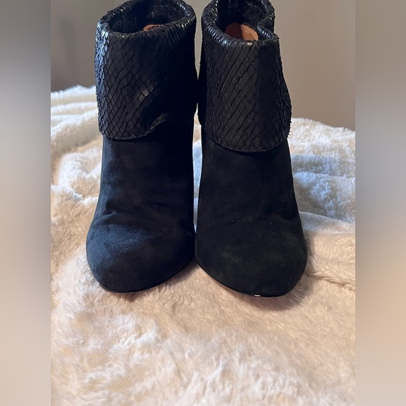 Elizabeth & James Black Rizzo Cuffed Snakeskin Booties with Metallic Heel-8.5 B - Picture 4 of 13